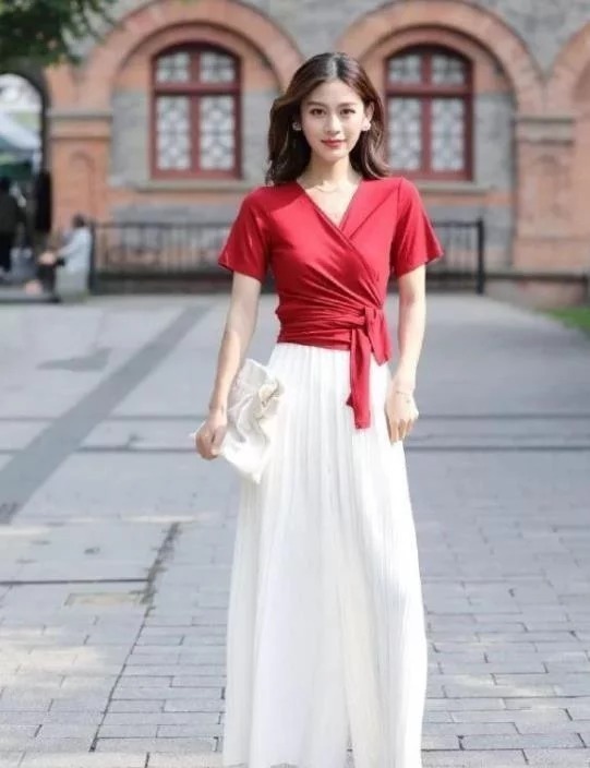 街拍小姐姐的身穿白色的宽松t恤,带着休闲的气息,个性又时尚