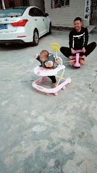 |搞笑GIF：当空姐也不容易啊，下班后没想到是这样子呢