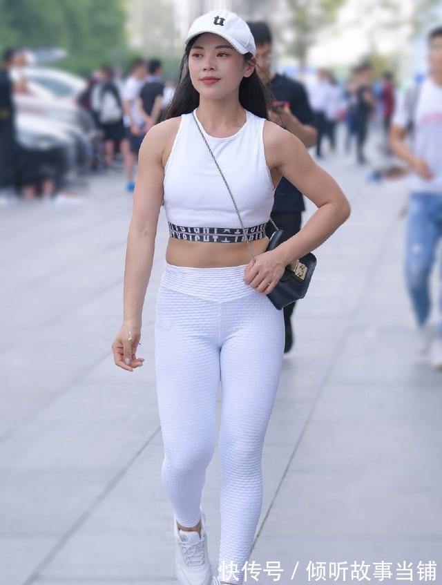美女 打底裤的穿着精致穿搭,打造时尚美女穿搭,更显年轻!