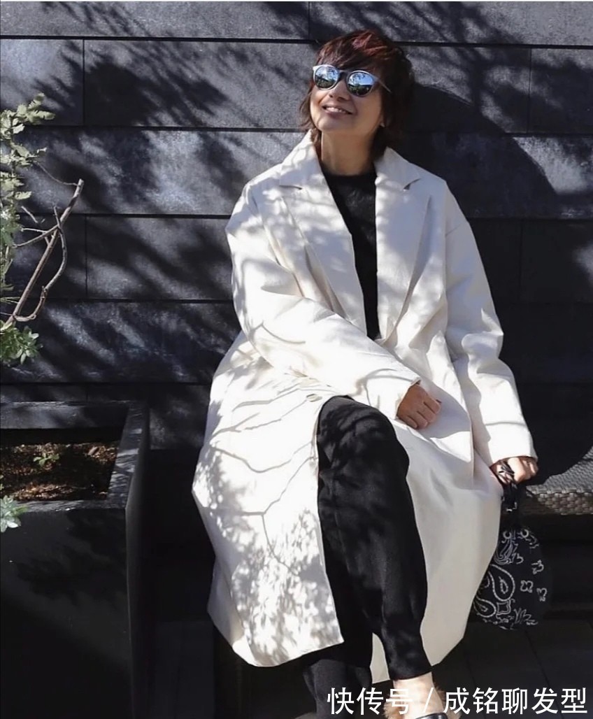 大衣 五十多岁女人的最好看打扮,叫“长大衣+长裤”,显瘦又有气质