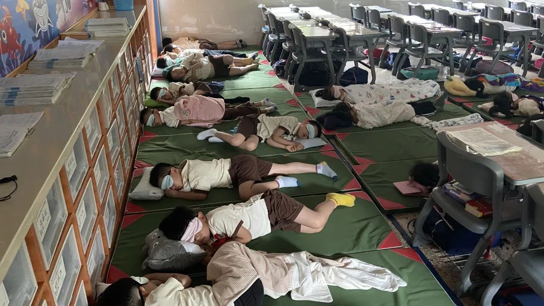萧山|解锁新的午睡姿势，萧山不少学校开启“躺睡”模式！