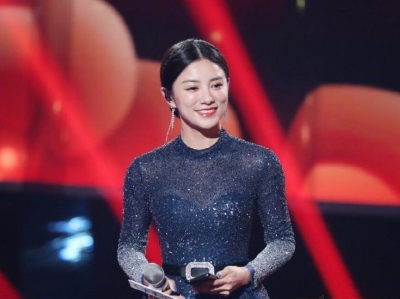 美女主持穿衣失误,少穿一件衣服,同台张国立硬是60分钟没转头!