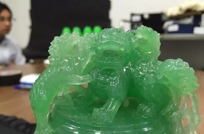 估的|大哥1万欧元买回的翡翠香炉,专家估的价格让人眼红!