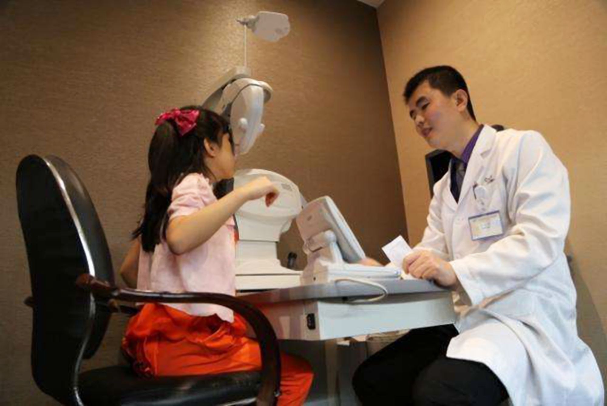 视力|为何儿童近视的人数在增加?医生说出“元凶”,但很多孩子喜欢玩