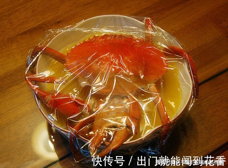 螃蟹吃不完,最忌直接冷藏,学会2个小妙招,放1周还鲜活,不掉肉