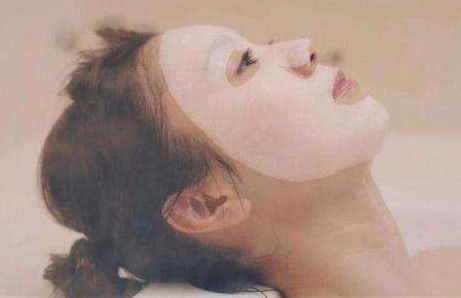 皮肤|天生“桃花脸”的女人,面部都有4个特征,让异性走路都“撞墙”