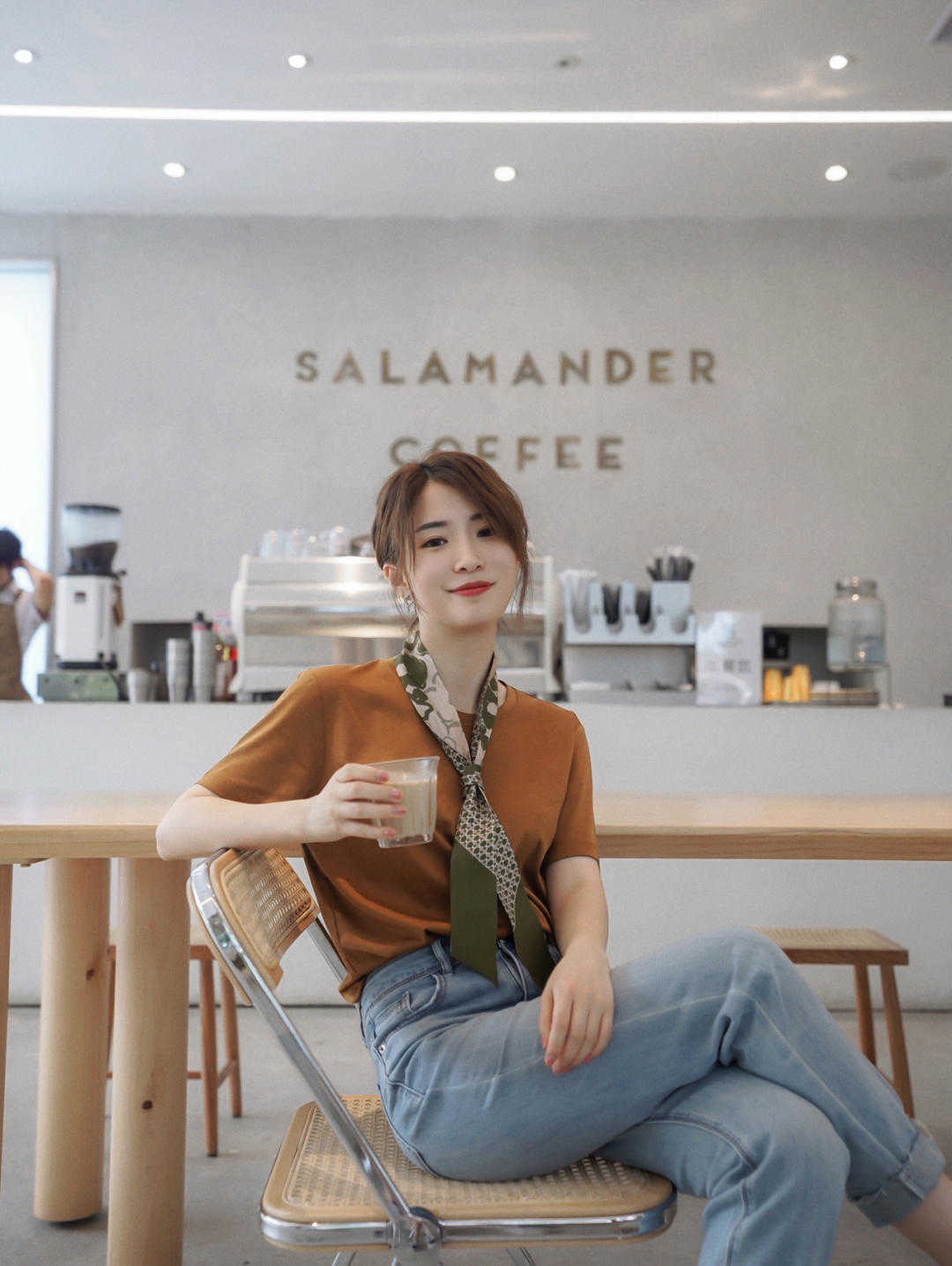 气质|牛仔裤这样搭配，你也可以变得很气质，简单又时髦