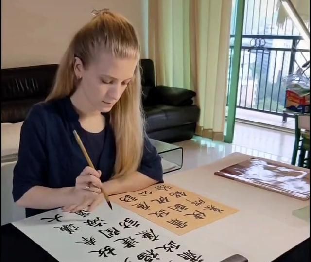 一等奖@俄罗斯美女荣获书法一等奖,成为文化交流学者,书法雅致有味