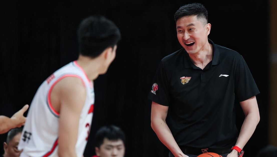 中锋|杜锋再吐槽无防守球员，首钢洋帅目中无人，名嘴怒喷第一中锋