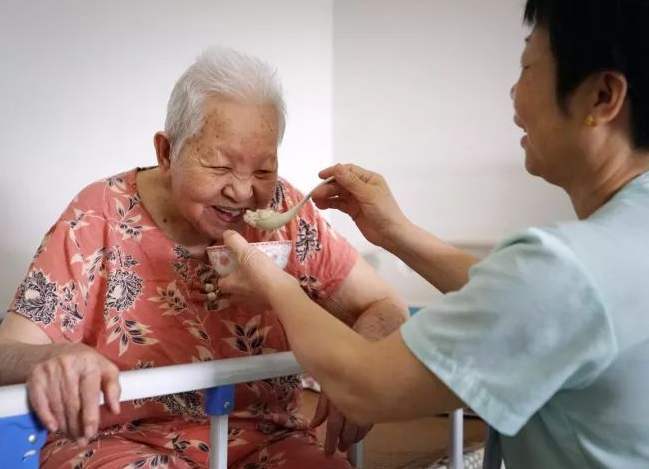 晚年生活|只生一个孩子的父母，晚年生活真的很“苦”吗事实恰恰相反