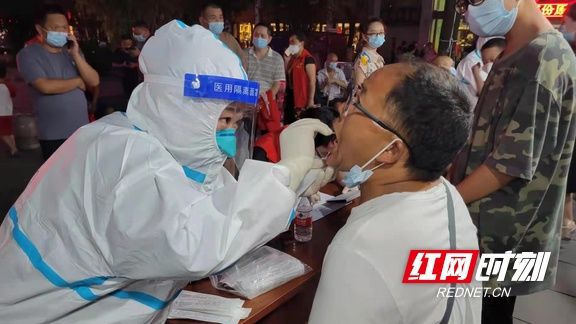 护城墙|凤凰县人民医院：白衣执甲，筑起凤凰古城“护城墙”