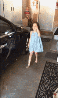 |搞笑GIF:美女,看你们俩的笑容,我就知道有人要倒霉了!