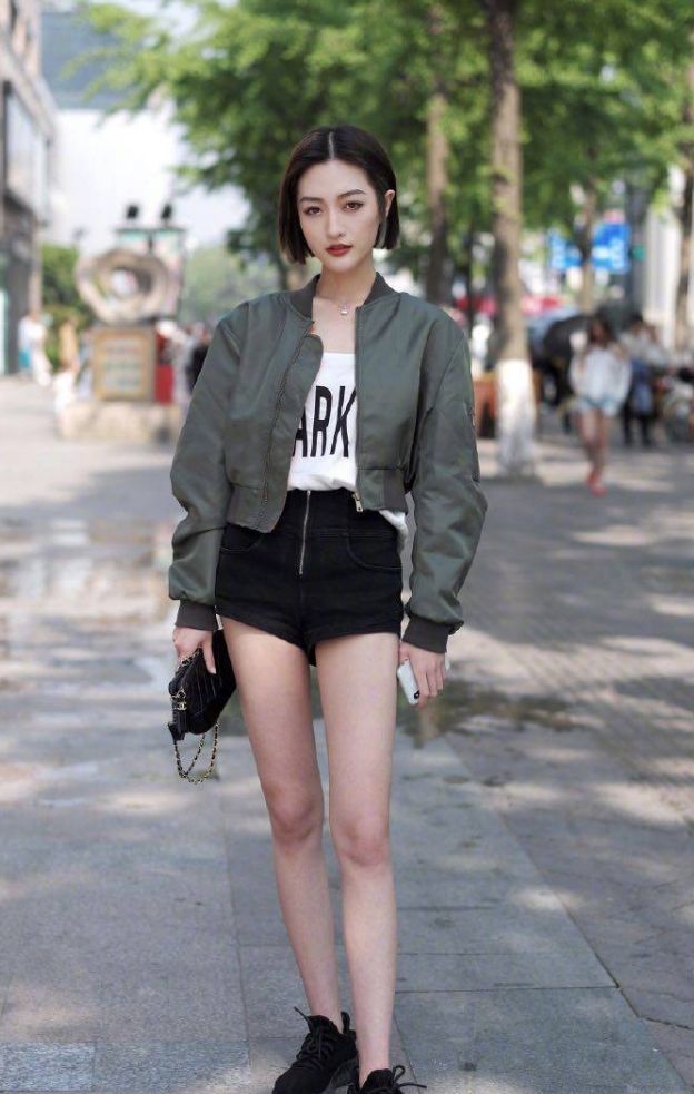 街拍：小姐姐紧身穿搭太好看，身姿曼妙气质美