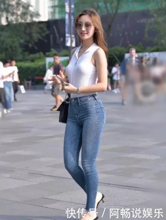 时尚|街拍成熟气质的姐姐,花色上衣搭配牛仔裤,魅力无穷