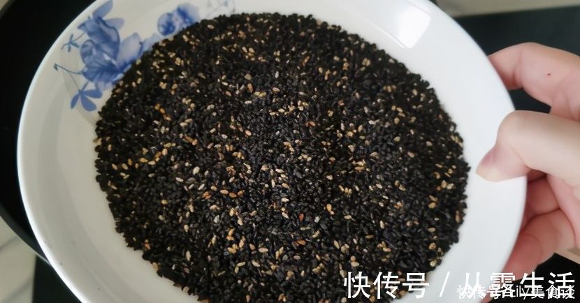 冷天要常吃黑芝麻,教你新做法,每天吃一勺,精神饱满过冬季