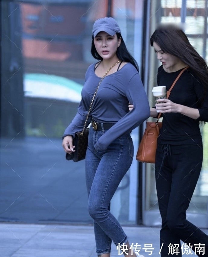 体型|宽松的上衣修饰微胖的体型,牛仔裤搭配黑腰带意外美出“时尚气质”