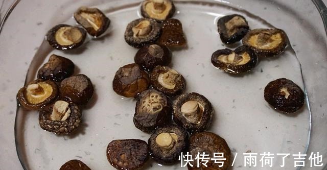 浸泡|香菇炸一炸，炒一炒，做成美味家常菜，好吃下饭，超香！