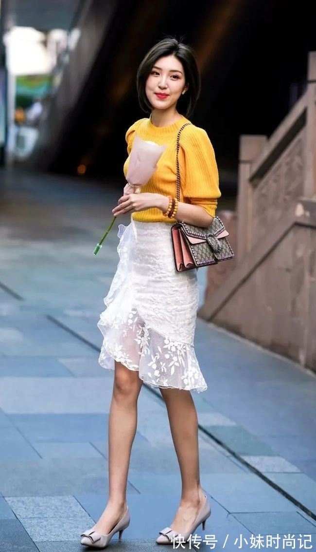 气质|半身裙打造出严谨的职业气质,经典的尖头细跟鞋可以轻松搭配各种职业装,提升职业气质