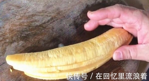 大叔在街头卖炸香蕉，一个香蕉能炸成十片，每天到五点就卖光了！