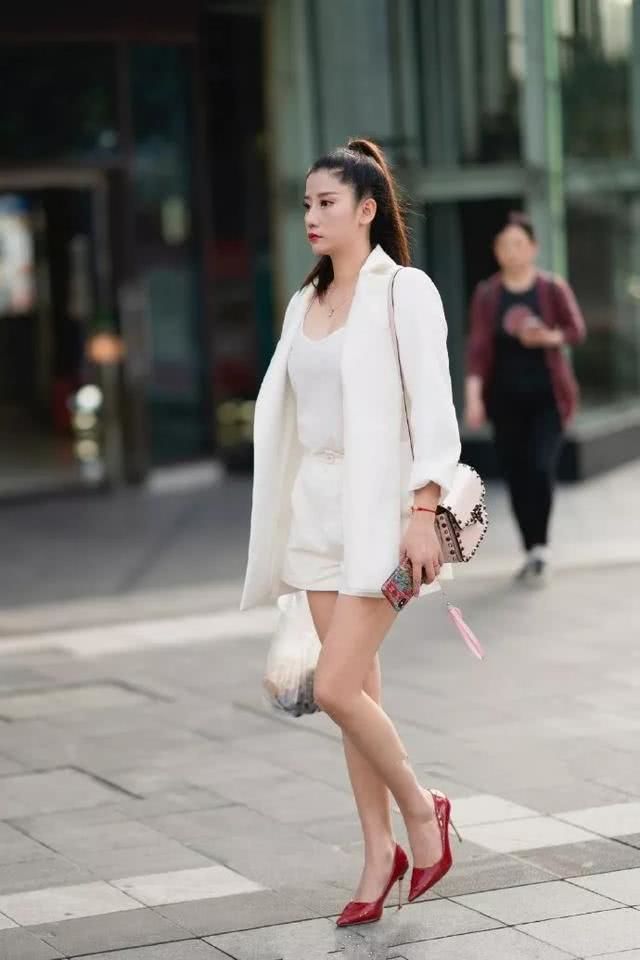 街拍：小姐姐内搭抹胸连衣半裙，脚踩高跟鞋，显得身材高挑又妩媚