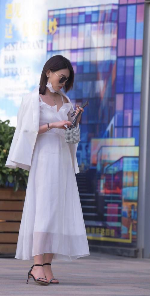 蕾丝连衣裙是一种时尚，让街头美女更时尚，性感又高雅