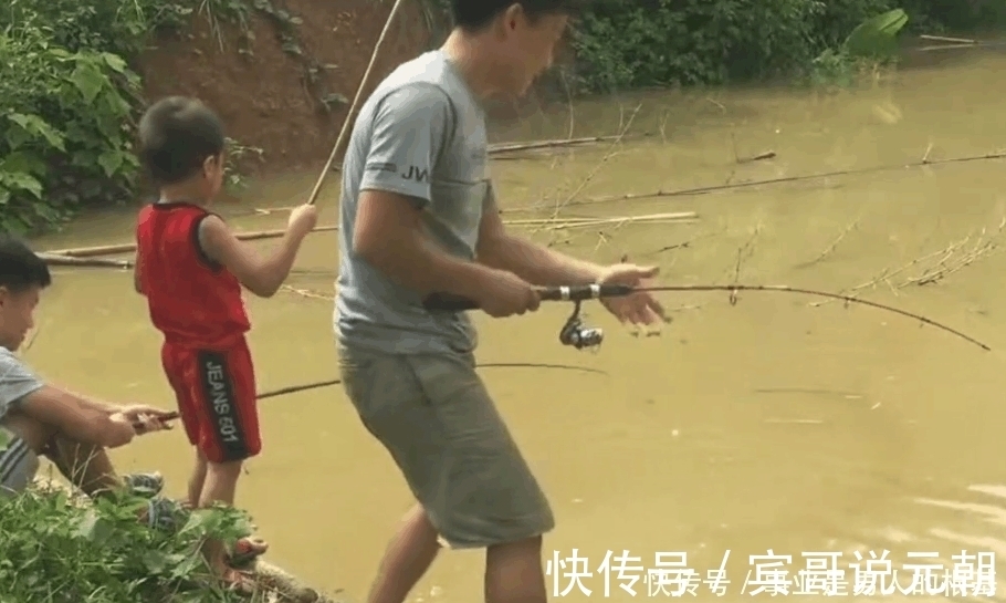 钓鱼|浑水中钓鱼遇到大罗非,看清后激动得大叫起来