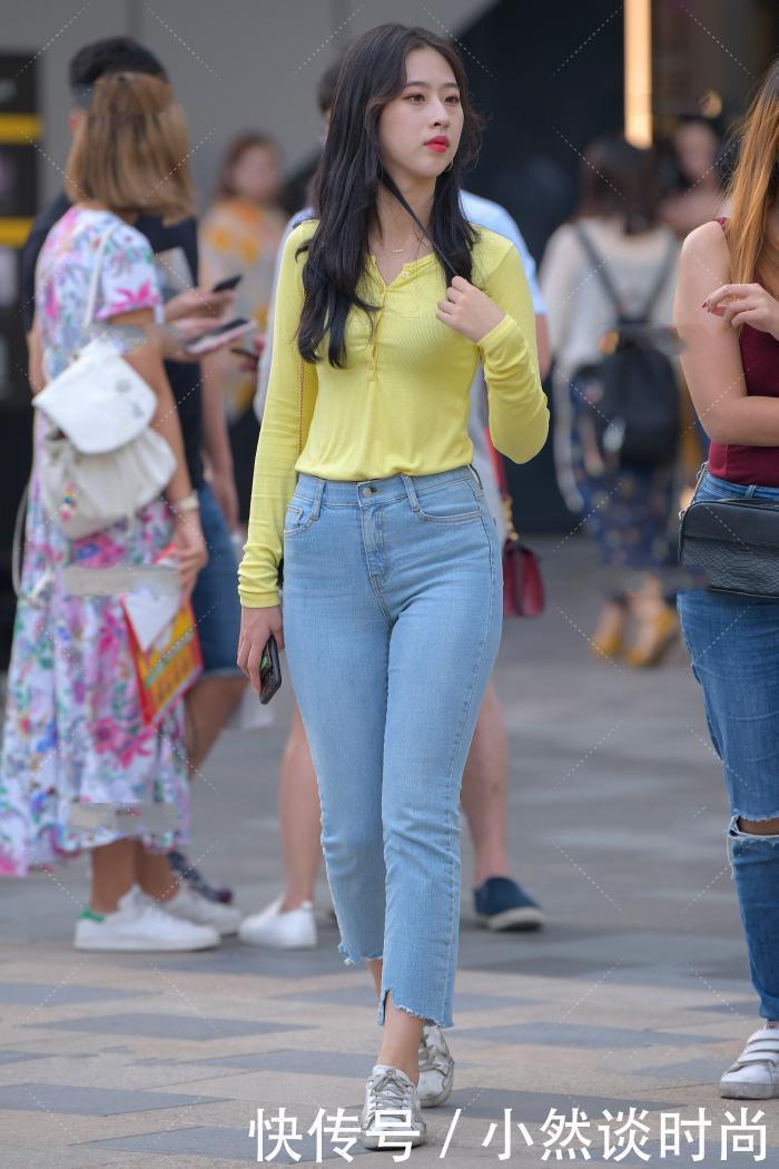 单的单品也有魅力,浑身充满了奢华,高开叉大秀长美腿