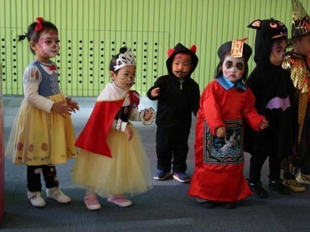 气质|“尿不湿大侠”火了,腰挂奶瓶手提宝剑,气质拿捏得恰到好处