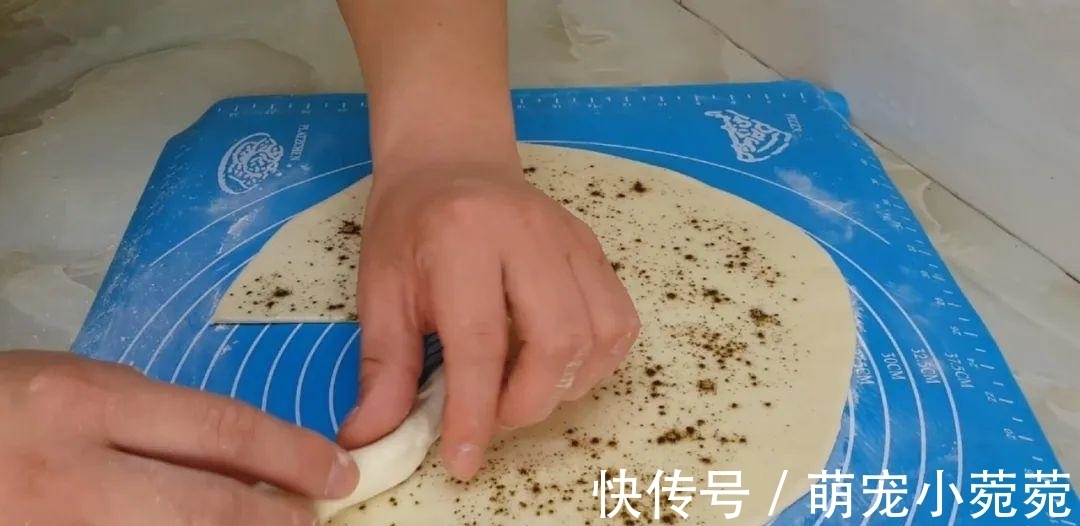 烙饼|烙饼这做法太香了,开水一烫,柔软筋道又多层,出锅孩子都抢着吃