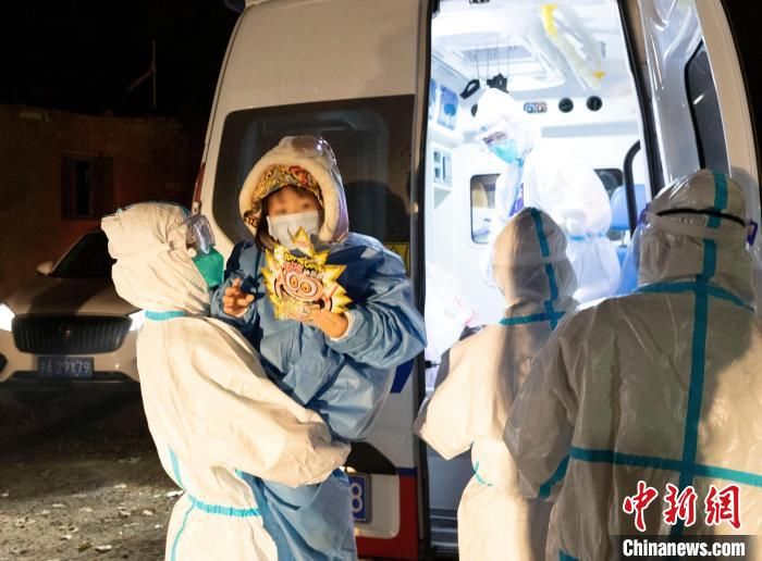 张丽玲|宁夏一3岁新冠确诊小患者治愈出院 医护充当“临时父母”