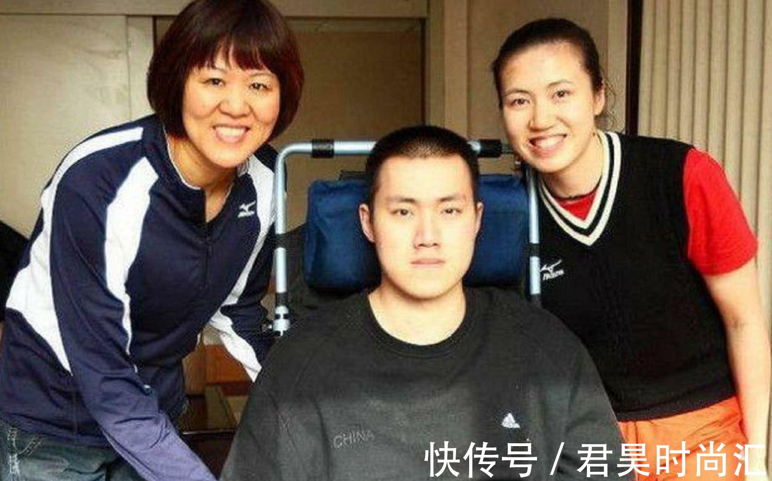 汤淼|男排名宿聚首为汤淼庆生,汤淼瘫痪14年发福严重,4岁女儿疑出镜