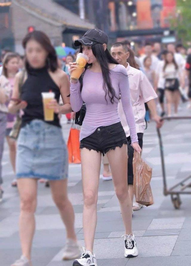 裙子裙|不要小瞧了“短裤T恤”,掌握一点小技巧,“酒杯腿”不请自来!