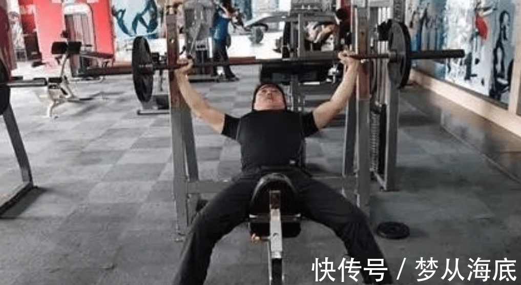 女巨人|2米女巨人嫁1.8米丈夫,上门作客撞门框,未来婆婆:拆了,换大的