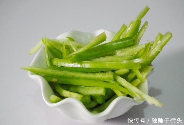 加适量|秋天这肉再贵也要买,和尖椒是绝配,简单1炒,一盘不够吃