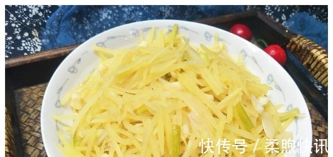 炒土豆丝时,放醋方法有讲究,教你1招,土豆丝酸香不呛口!