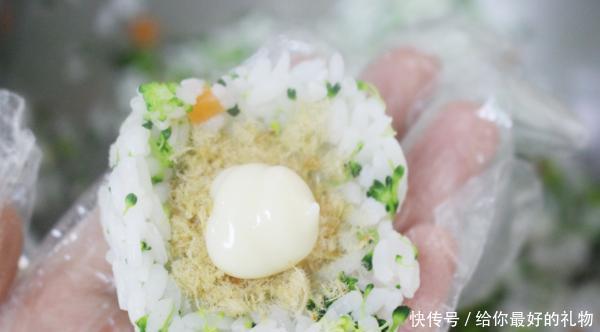 西兰花里|小清新饭团,米饭加西兰花,包沙拉馅,一口一个超满足