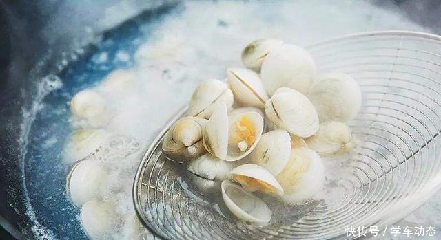 洗蛤蜊时,只加盐是错的!多加这一样,蛤蜊大喘气,把沙吐个精光