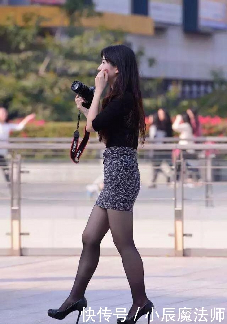 墨绿色|路人街拍,美女穿一字肩短衫,看起来非常的率性