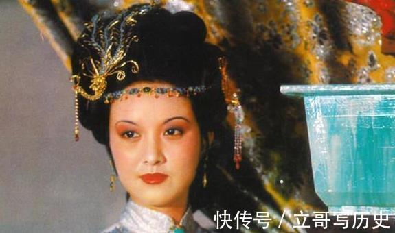 平儿|王熙凤与贾琏合欢，为什么平儿也在房内服侍，你看看她是什么身份