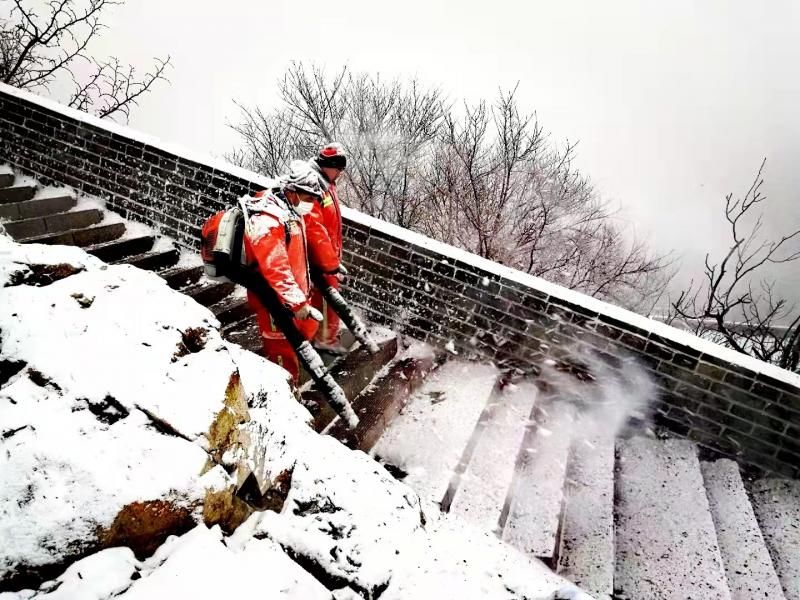 八达岭长城|八达岭长城银装素裹 人工除雪队成靓丽风景