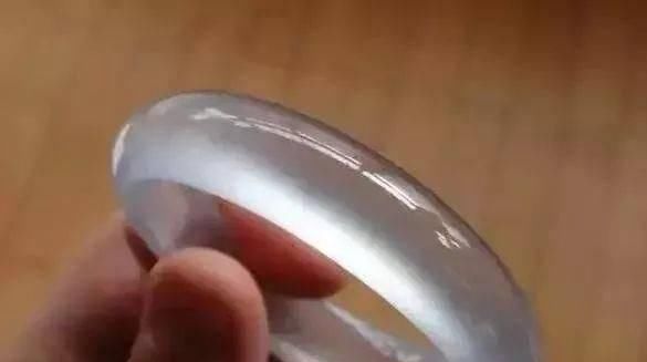 女子摔坏130万翡翠手镯,被店主要求索赔,最终却倒赚70万