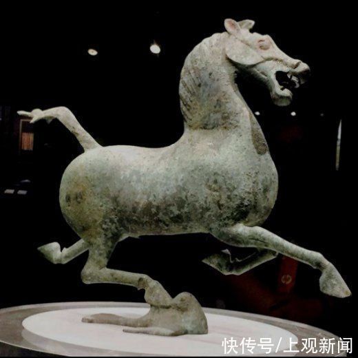 匈奴|“马踏飞燕”或改名“马踏匈奴鹰”?这件铜奔马与霍去病墓前的石雕有关