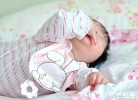 父母|这个动作宝宝会做的越早，说明他越聪明，将来性格也好