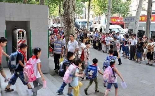 小学延迟到晚上六点放学，家长们真的获利了吗？