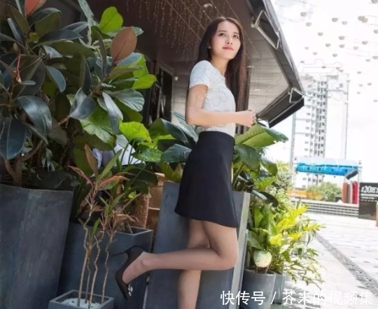 冲击力|街拍:时尚职业装小姐姐,漂亮长腿太有视觉冲击力,做壁纸最合适