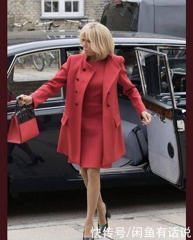 法国夫人带火了一种穿法：叫“大衣+同色连衣裙”，高级又时髦
