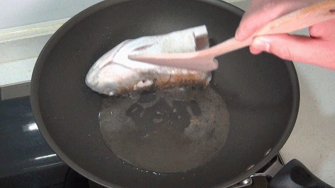 鱼头不是只能炖鱼汤,这样做更受欢迎