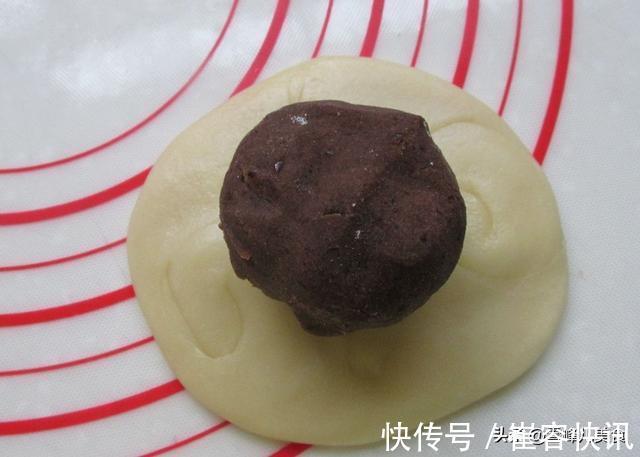 水油|外卖10块钱一个的蛋黄酥，自己做3块钱就搞定，酥得掉渣特好吃