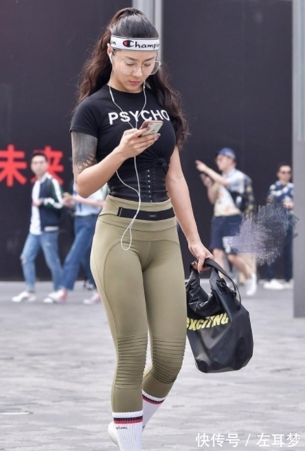 美女|街拍:美女显身材的搭配,很有气质,十分有范!