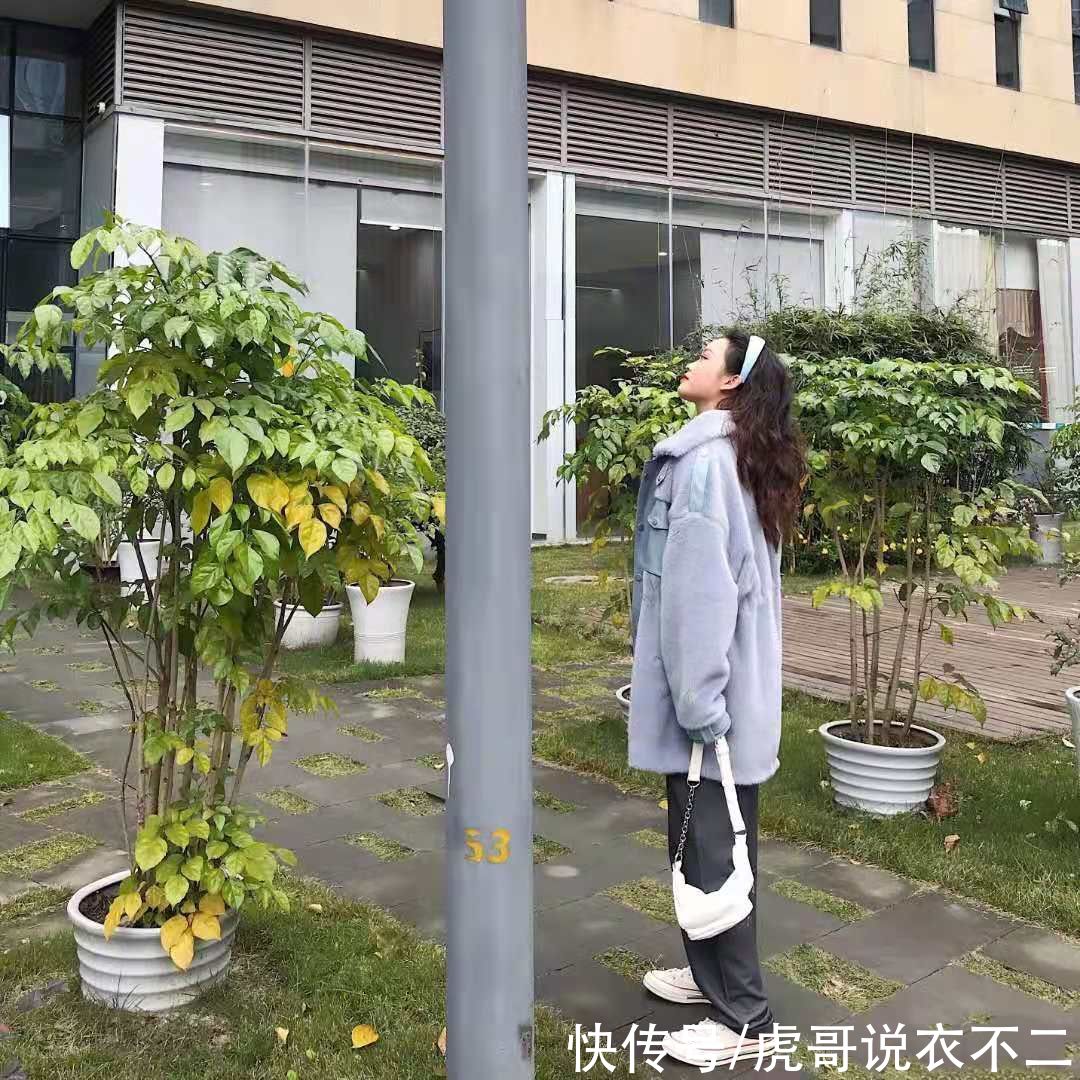 超有型的毛绒外套又火了，当下这4种不同搭法超流行，保暖又时髦